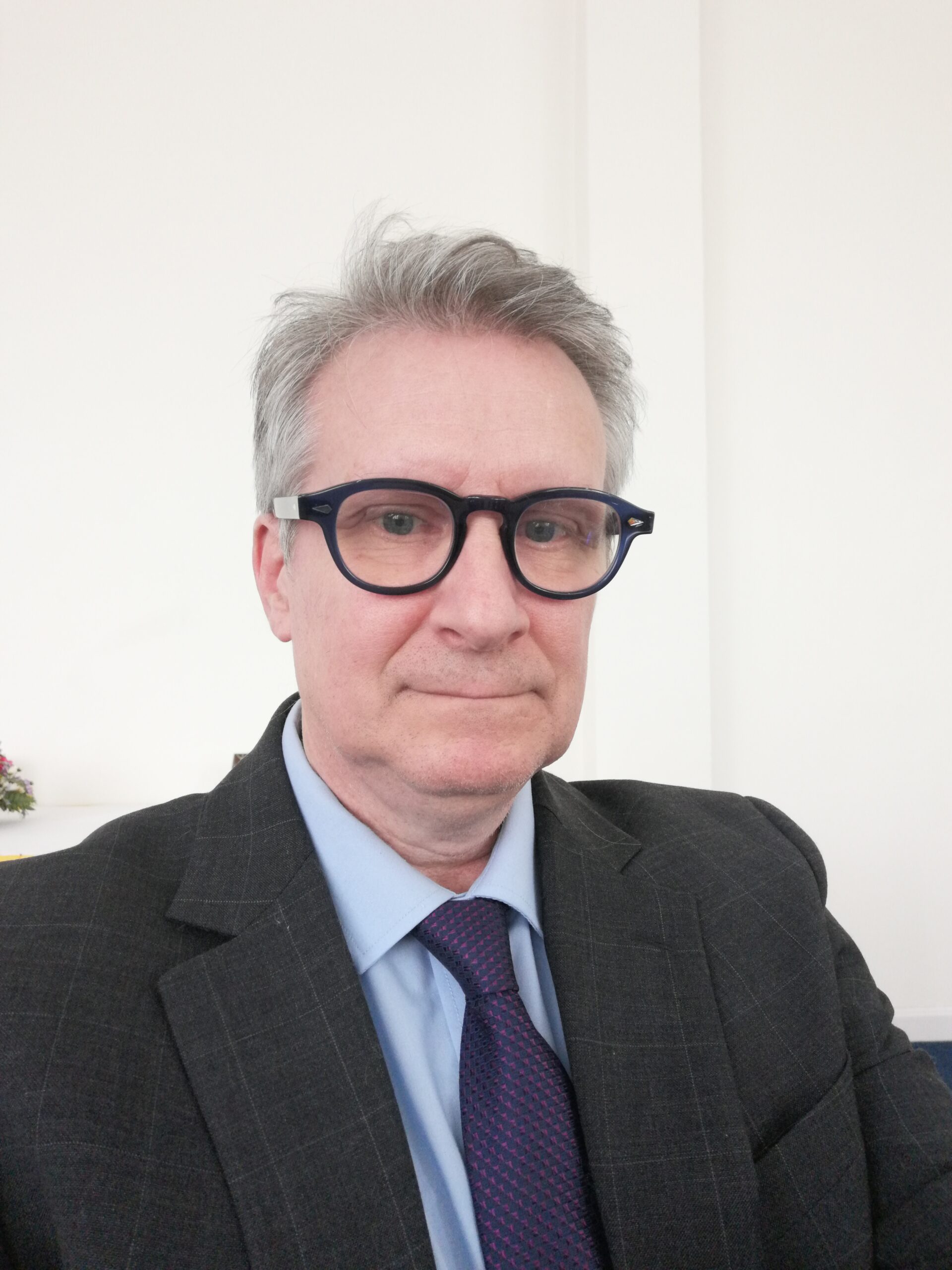 Portrait of Glenn L., an experienced IB Diploma Programme tutor at Corestone Tutors, specialising in IBDP Psychology and Theory of Knowledge.